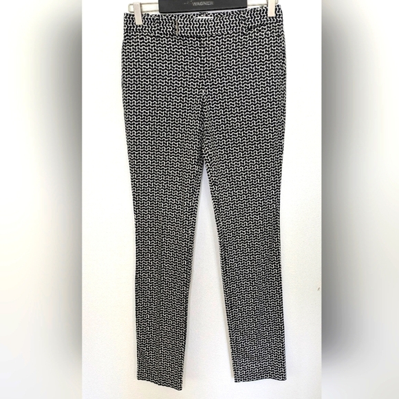 Calvin Klein Pants - Calvin Klein EUC Stretchy Pants Women’s Sz 0 Black and White Geometric Slacks